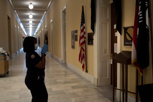 Trauerflaggen am Büro von John Lewis (Bild: Brendan Smialowski/AFP)
