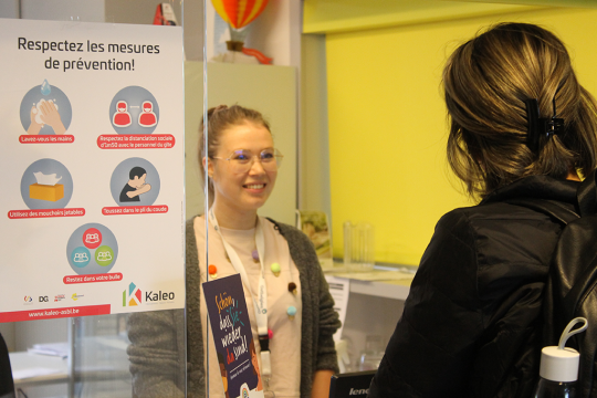 Bereits an der Rezeption werden die Gäste auf die Sicherheitsrichtlinien in der Jugendherberge hingewiesen (Bild: Max Mahr/BRF)