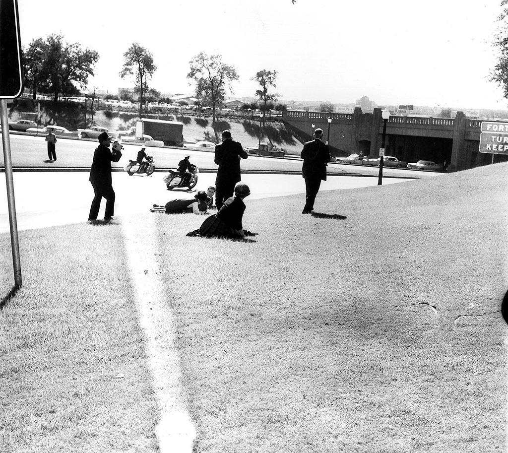 Kurz nach dem Kennedy-Attentat : Menschen auf dem Boden (Archivbild: Belga)