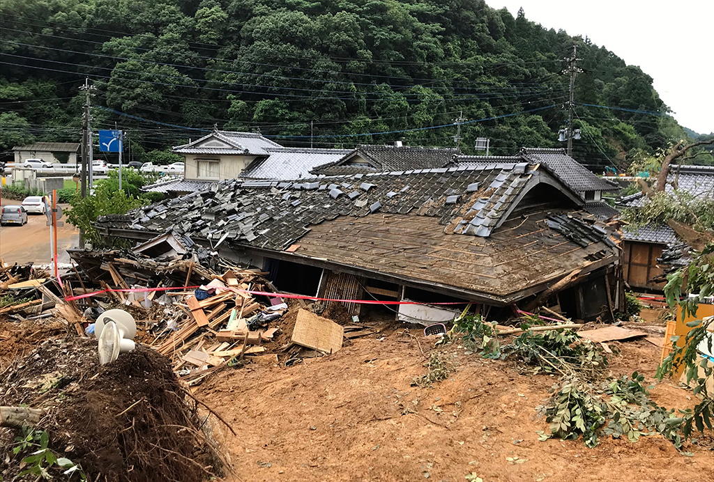 Schäden in Ashikita auf der Insel Kyushu nach dem schweren Unwetter (Bild: STR / JIJI PRESS / AFP)