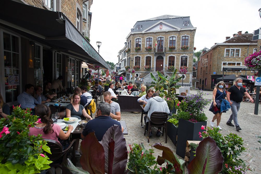 Terrasse in La Roche en Ardenne im Juli 2020 (Bild: Nicolas Maeterlinck/Belga)