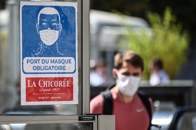 Verschärfte Maskenpflicht in Frankreich - Mann mit Maske in Lille (Bild: Denis Charlet/AFP)