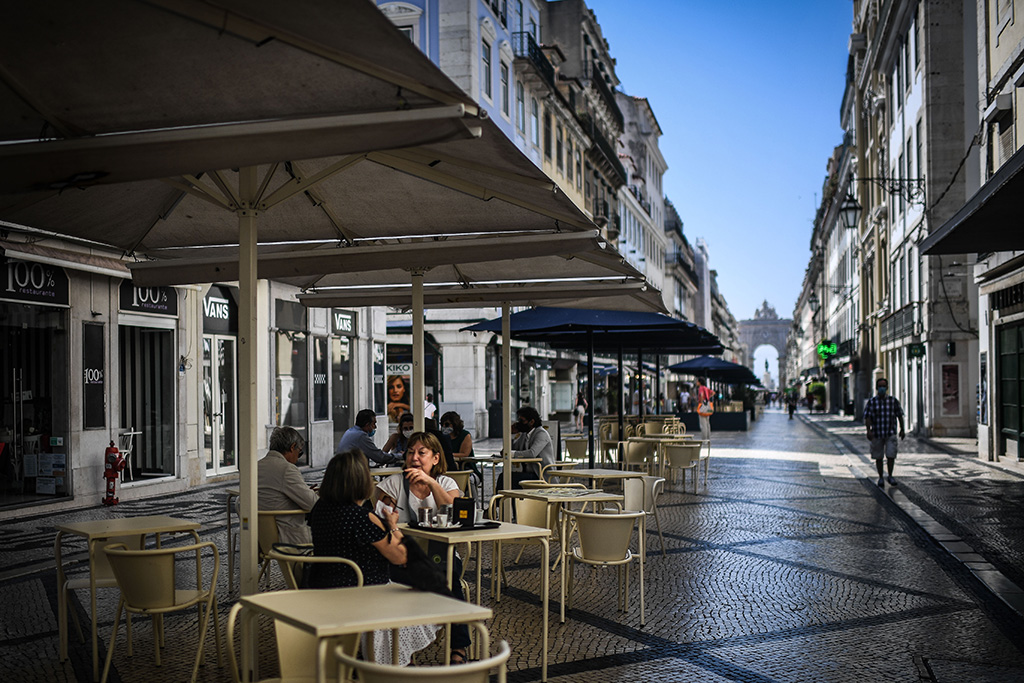 Cafés in der portugiesischen Hauptstadt Lissabon (Archivbild: Patricia De Melo Moreira/AFP)