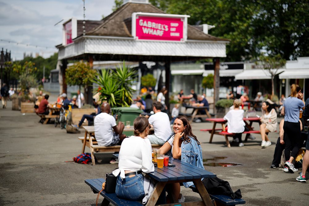 Gäste auf einer Terrasse im Gabriel's Wharf an der Themse in London (Bild: Tolga Akmen/AFP)