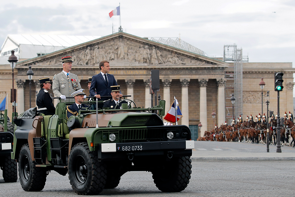 Präsident Macron am französischen Nationalfeiertag (Bild: Christophe Ena/Pool/AFP)