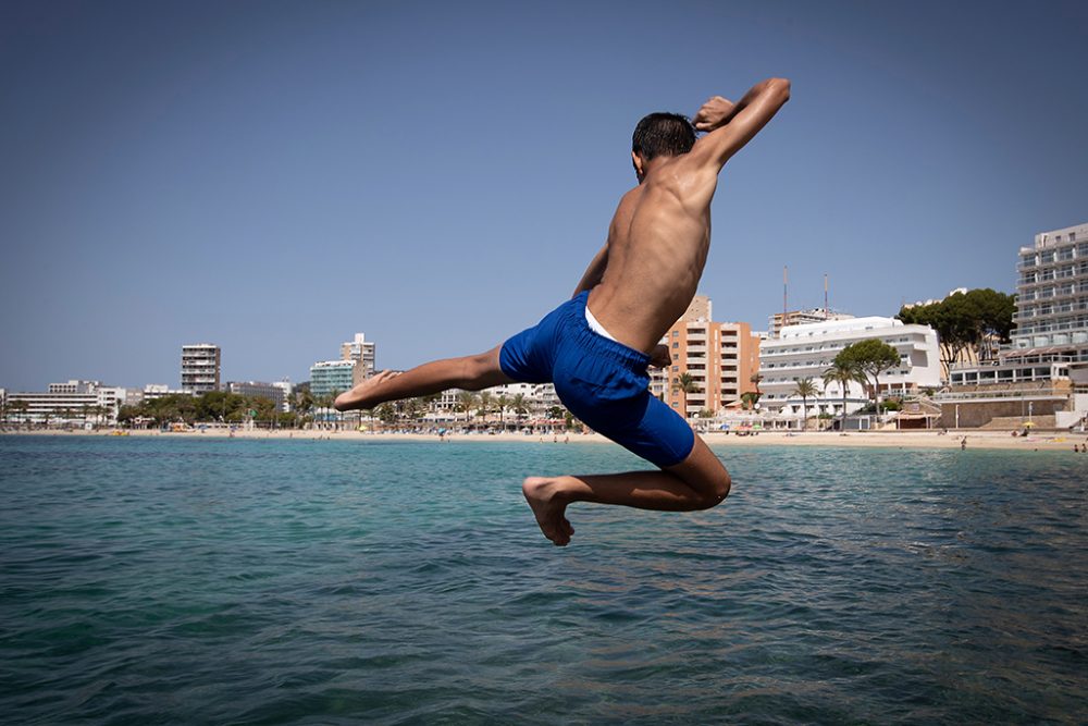 Tourist am Strand von Magaluf auf Mallorca (Bild: Jaime Reina/AFP)