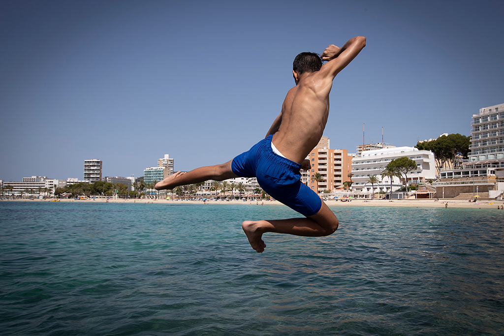 Tourist am Strand von Magaluf auf Mallorca (Bild: Jaime Reina/AFP)