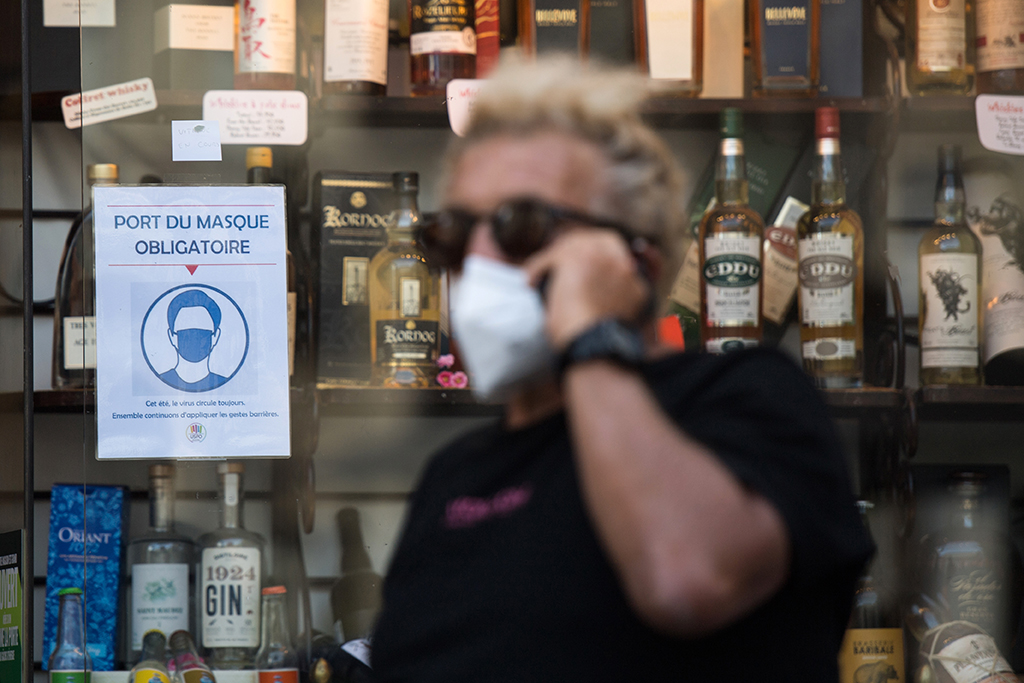 In einigen Städten in Frankreich muss nicht nur im Geschäft, sondern auch auf der Straße eine Maske getragen werden (Bild: Loic Venance/AFP)