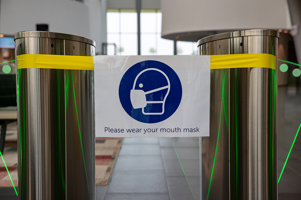 Maskenpflicht-Zeichen in einem Betrieb in Kortrijk (Bild: Kurt Desplenter/Belga)