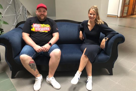 Mike Nüchtern und BRF-Moderatorin Julia Slot (Bild: Kimberley Jost/BRF)