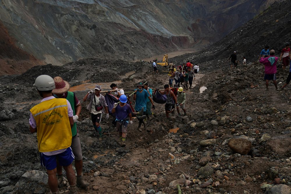 Erdrutsch in Jade-Mine in Myanmar: Bergung der Leichen (Bild: Zaw Moe Htet/AFP)