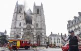 Feuerwehr vor der brennenden Kathedrale von Nantes (Bild: Sebastien Salom-Gomis/AFP)