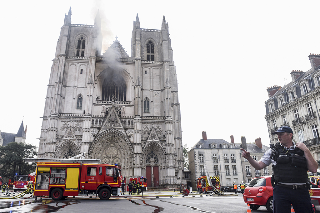Feuerwehr vor der brennenden Kathedrale von Nantes (Bild: Sebastien Salom-Gomis/AFP)