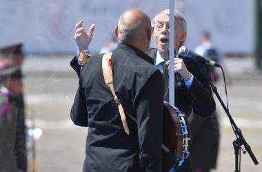 Salvatore Adamo bei der kleinen Zeremonie zum Nationalfeiertag (Bild: Benoît Doppagne/Belga)