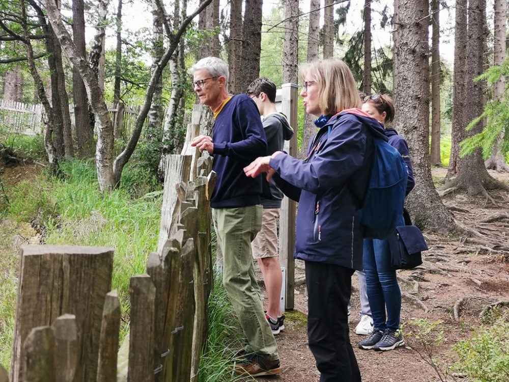 Mit Dagmar Becker vom Haus Ternell auf dem Naturlehrpfad in Raeren (Bild: Raffaela Schaus/BRF)