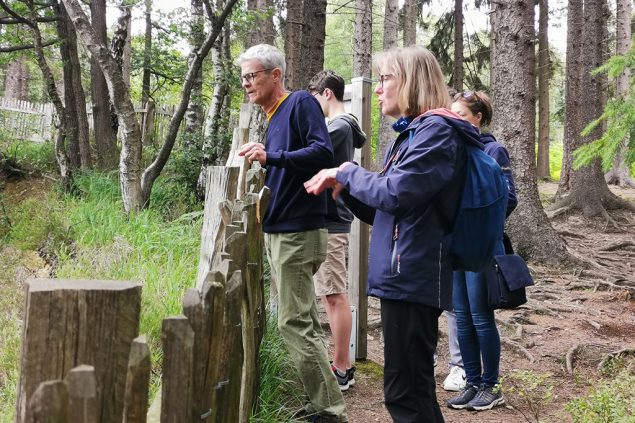 Mit Dagmar Becker vom Haus Ternell auf dem Naturlehrpfad in Raeren (Bild: Raffaela Schaus/BRF)