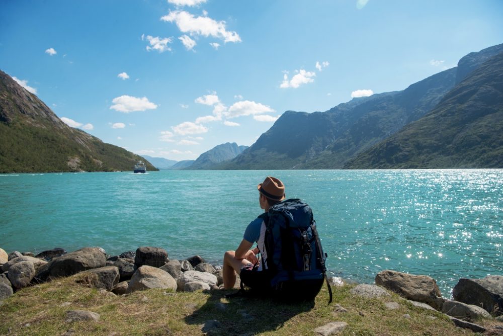 Wanderer am Gjende See im Jotunheimen, Nationalpark Norwegen (© Bildagentur PantherMedia / IrynaObertunBO)