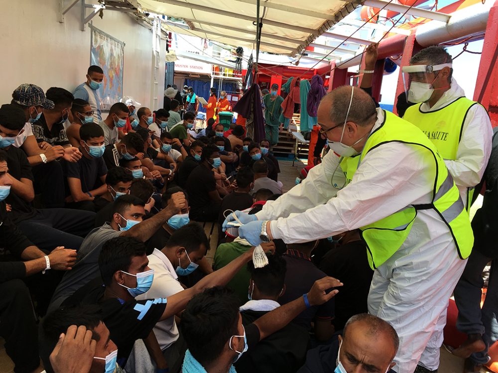 Italien hat die 180 Migranten auf dem privaten Rettungsschiff "Ocean Viking" auf das Coronavirus testen lassen (Bild: Shahzad Abdul/AFP)