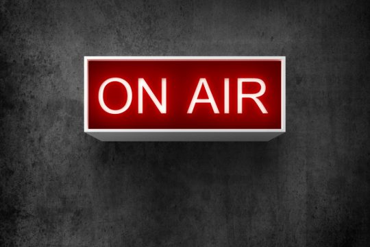 Onair-Schild am Eingang eines Radio-Studios (© Bildagentur PantherMedia / jordygraph)