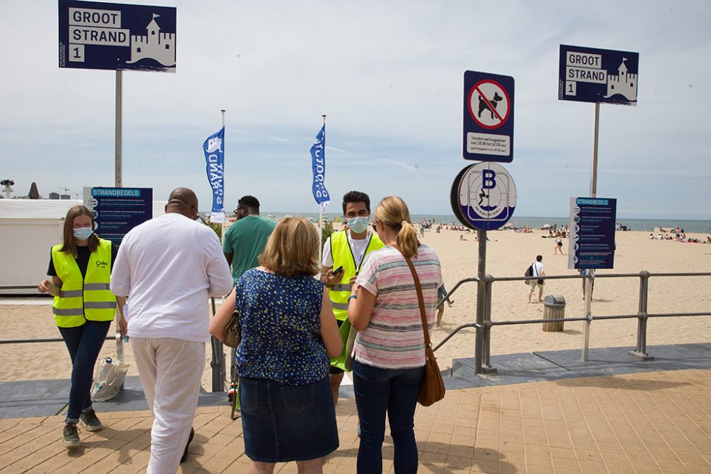 Kontrolle der Platzreservierung am Strand von Ostende (Bild: Nicolas Maeterlinck/Belga)