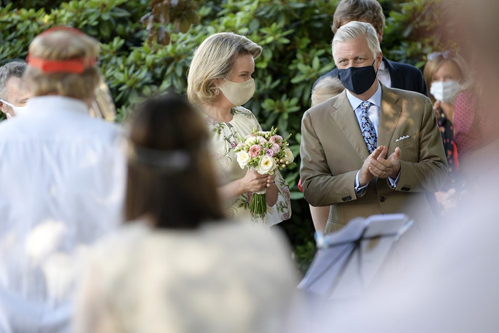 Nationalfeiertag im Zeichen der Corona-Krise: Nach den Feierlichkeiten haben König Philippe und Königin Mathilde ein Pflegeheim in Alken besucht (Bild: Yorick Jansens/Belga)