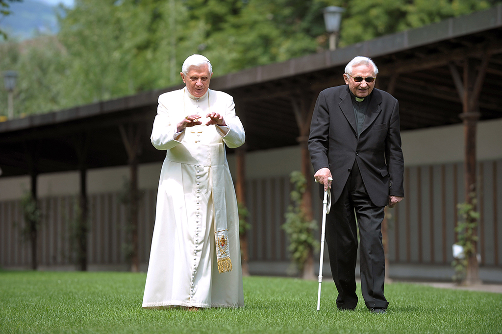 Georg Ratzinger zu Besuch bei seinem Bruder Papst Benedikt XVI. (2008, Bild: Vatican Media/AFP)