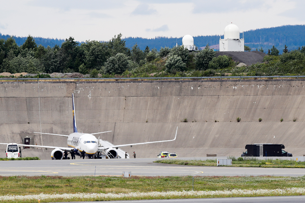 Nach Bombendrohung gegen Ryanair-Flug: Flugzeug sicher auf dem Flughafen Oslo-Gardermoen gelandet (Bild: Berit Roald/NTB Scanpix/AFP)