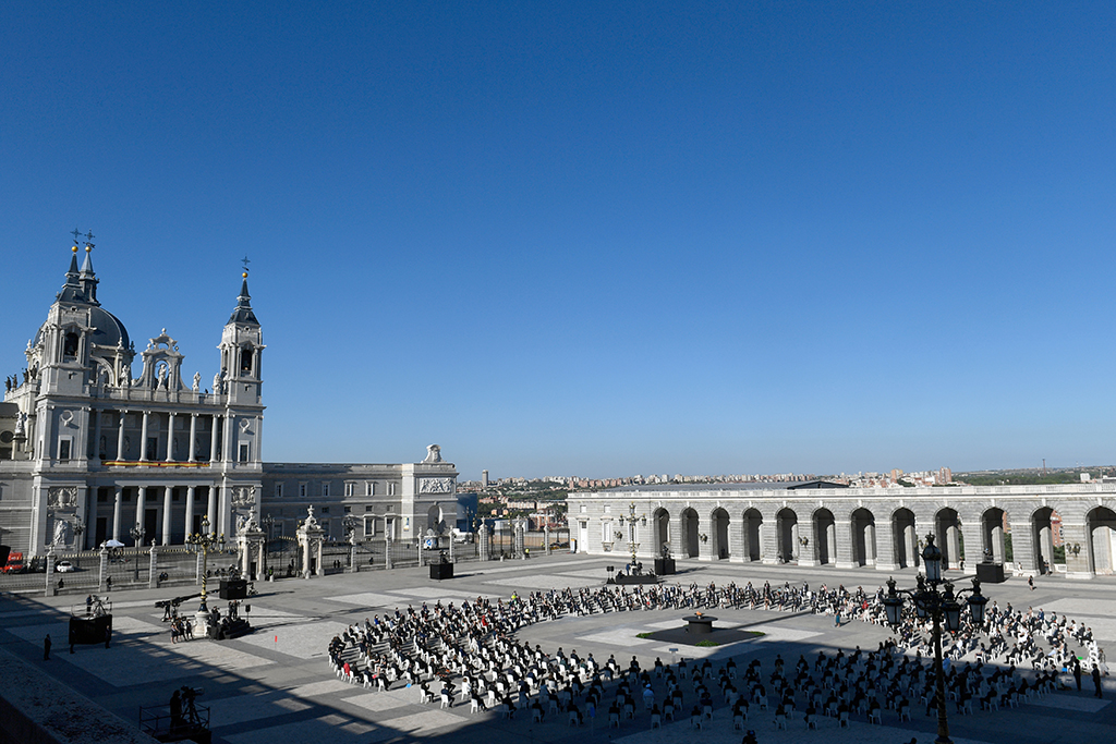 Gedenkzeremonie für die spanischen Corona-Opfer auf dem Armería-Platz vor dem Königlichen Palast (Bild: Pierre-Philippe Marcou/AFP)