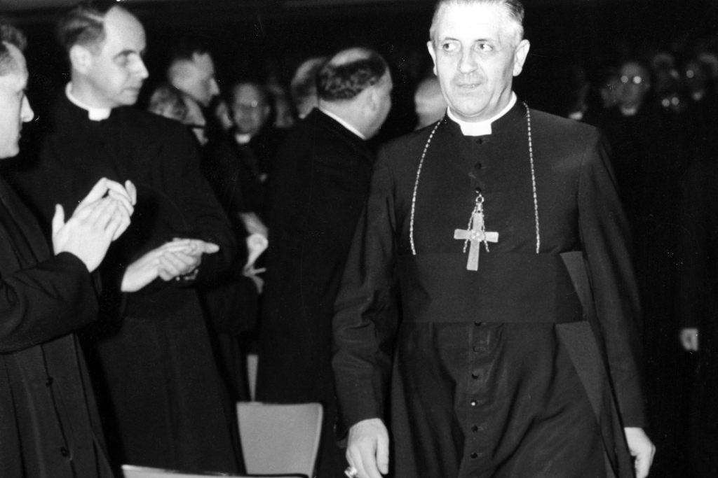 Kardinal Suenens, Primas von Belgien, beim Konzil in Rom. Er gehörte dem Reformflügel an und war einer der vier Konzilsmoderatoren (Bild: Belga-Archiv)