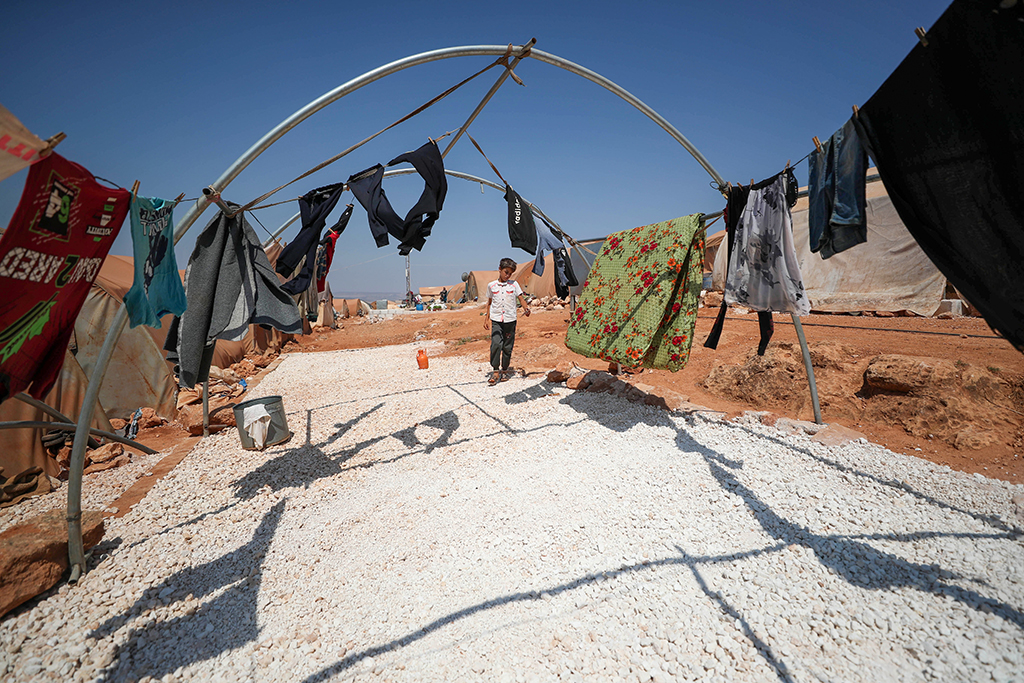 Syrischer Flüchtlingsjunge in einem Lager in der Provinz Idlib (Bild: Omar Haj Kadour/AFP)