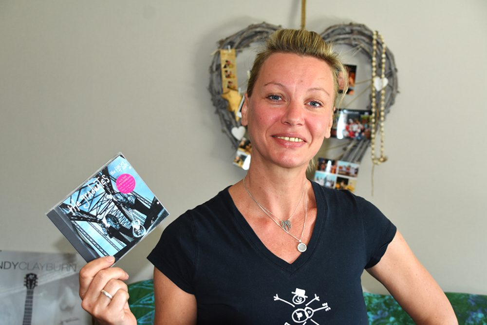 Tanja Mackels mit der CD "Feeling of life" von The Graduates aus dem Jahr 1992 mit dem Song 'I will wait for you' (Bild: Chantal Scheuren/BRF)