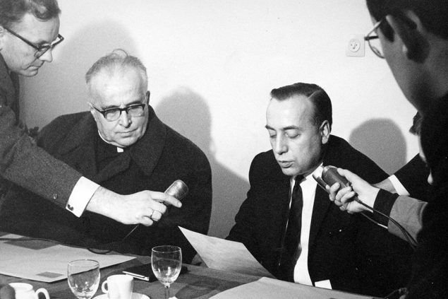 Januar 1968: Spitzenvertreter der Universität Löwen beim Verlesen des Memorandums über die Teilung