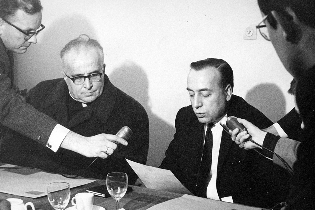 Januar 1968: Spitzenvertreter der Universität Löwen beim Verlesen des Memorandums über die Teilung