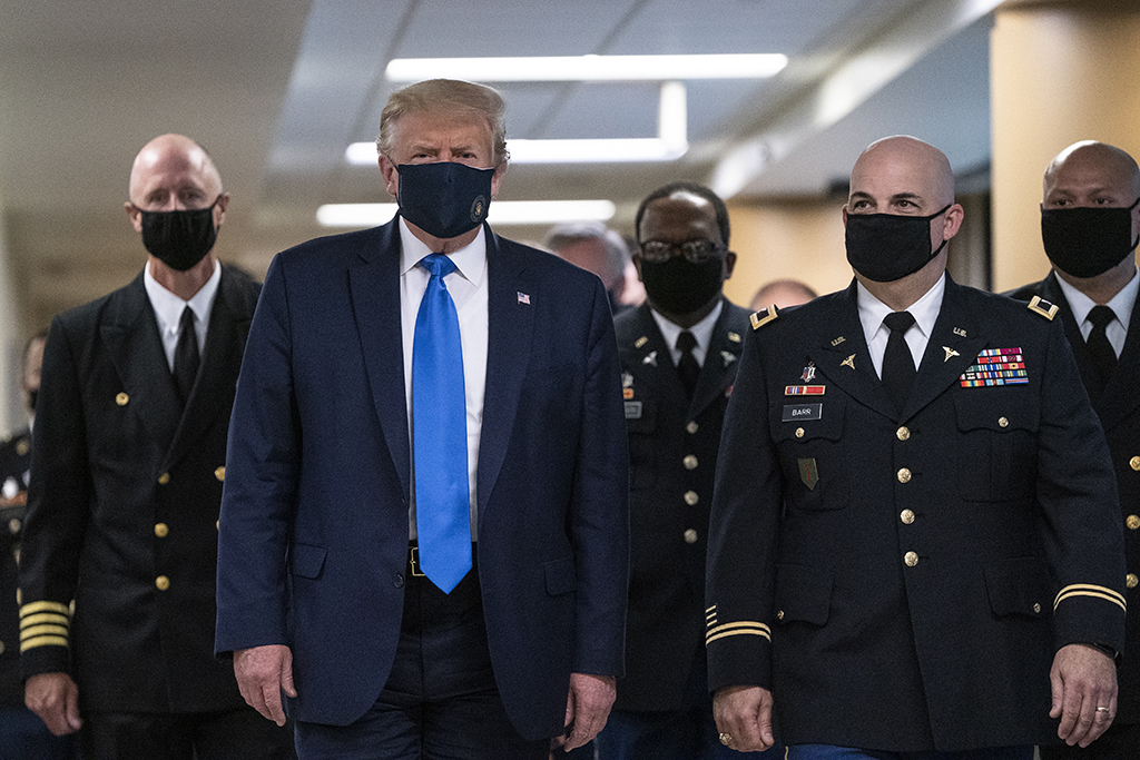 US-Präsident Donald Trump mit Maske (Bild: Alex Edelman/AFP)