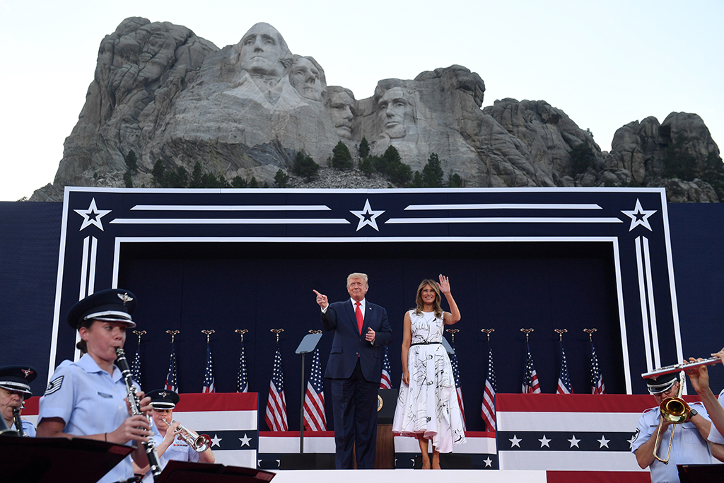 Donald und Melania Trump am Nationaldenkmal am Mount Rushmore im US-Bundesstaat South Dakota (Bild: Saul Loeb/AFP)