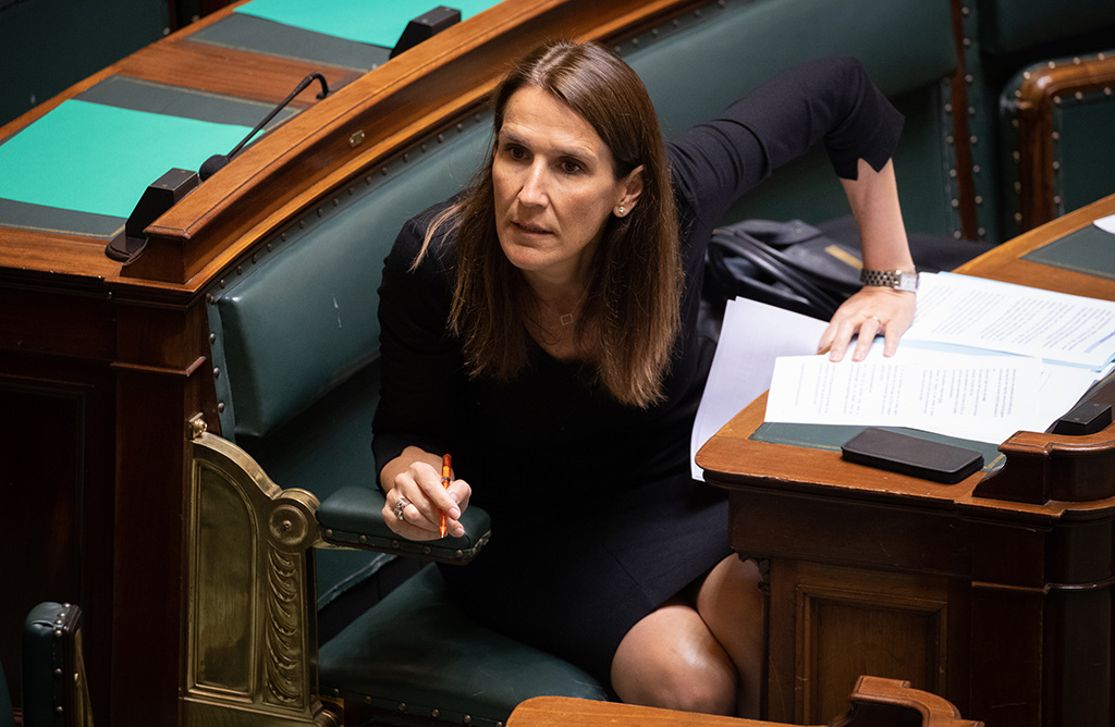Premierministerin Sophie Wilmès gab sich in der Kammersitzung am Donnerstag weitgehend unbeeindruckt von der Kritik, bis auf einen kurzen Moment (Bild: Benoit Doppagne/Belga)