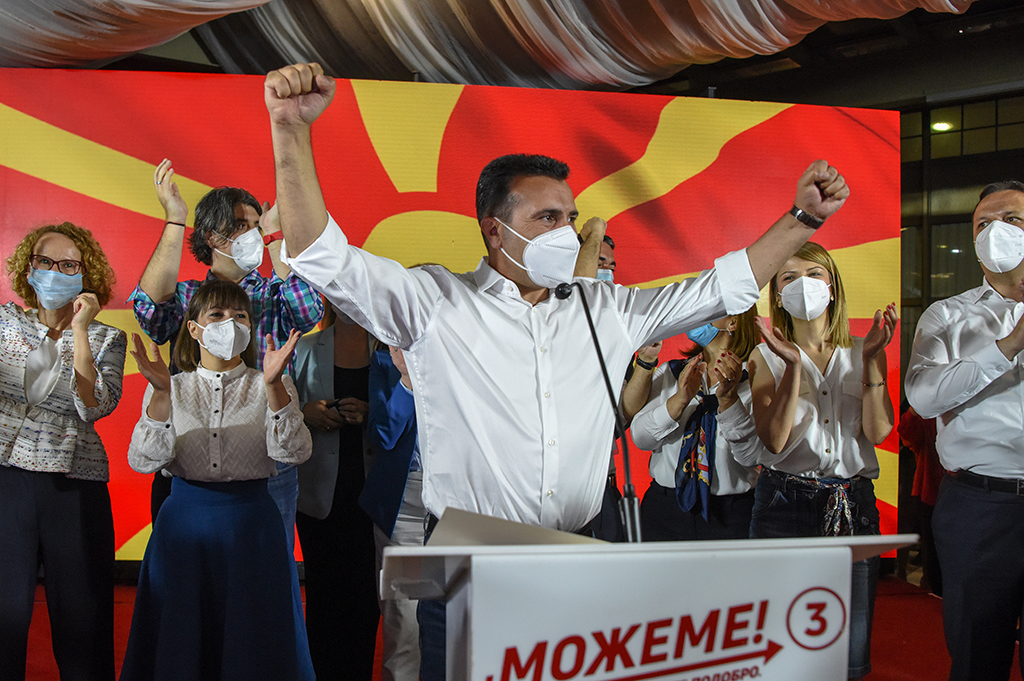 Zoran Zaev und Anhänger feiern den Wahlsieg in Skopje (Bild: Robert Atanasovski/AFP)