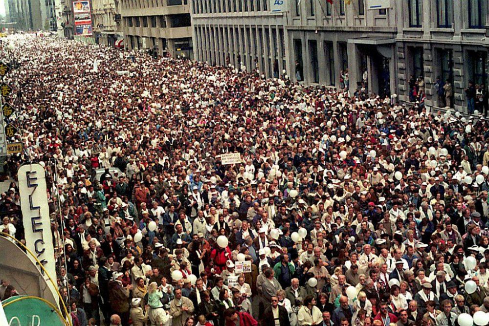 Beim "Weißen Marsch" solidarisieren sich die Belgier mit den Opfern und zeigen ihr Unverständnis für die Fehlleistungen der Ermittler (Archivbild: Belga)