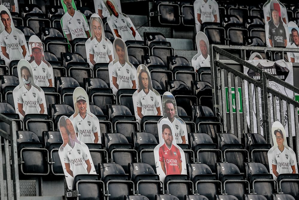 Papp-Fans der AS Eupen beim Spiel gegen den FC Brügge (Bild: Bruno Fahy/Belga)