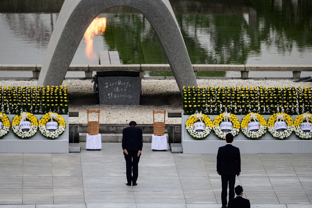 Premier Abe verneigt sich vor dem Mahnmal (Bild: Philip Fong/AFP)