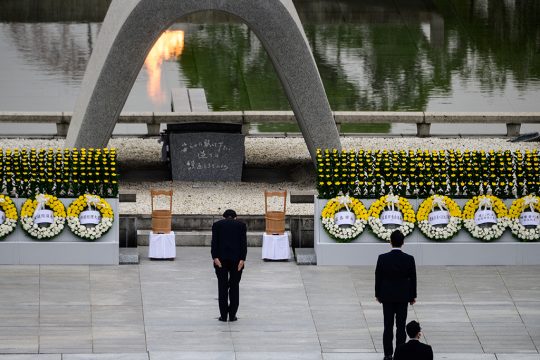Premier Abe verneigt sich vor dem Mahnmal (Bild: Philip Fong/AFP)