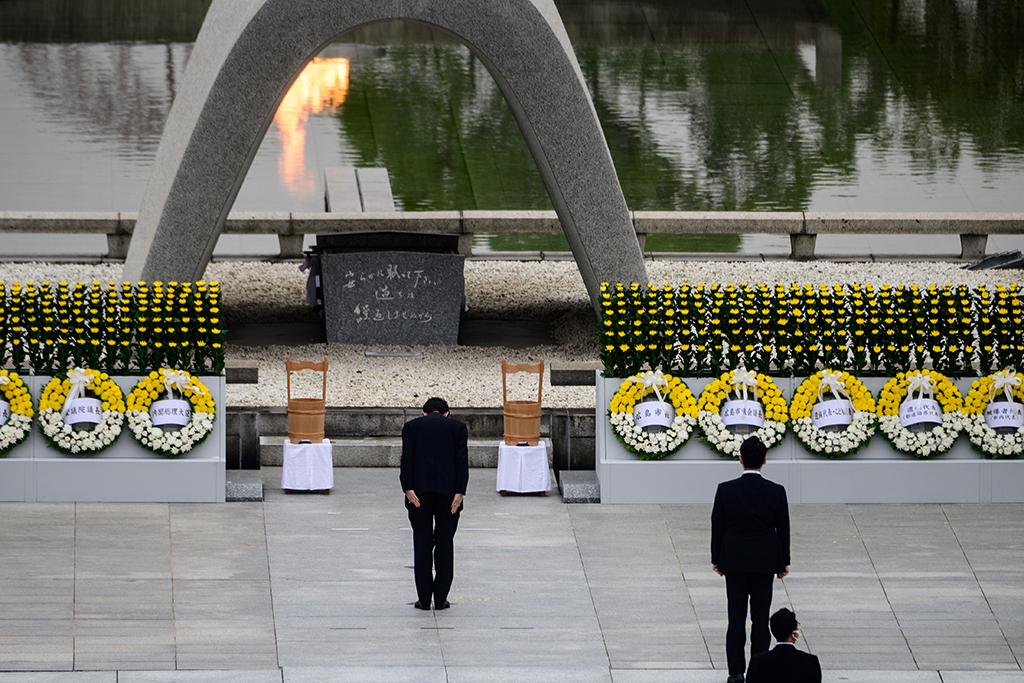 Premier Abe verneigt sich vor dem Mahnmal (Bild: Philip Fong/AFP)