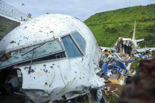 Das Wrack des Air India-Flugzeugs, das am 7. August abgestürzt ist (Bild: Arunchandra Bose/AFP)