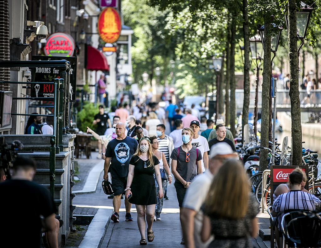An belebten Orten in Amsterdam herrscht Maskenpflicht (Bild: ANP/AFP)