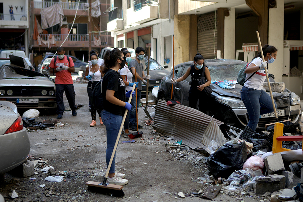 Aufräumarbeiten nach der Explosion in Beirut (Bild: Patrick Baz/AFP)