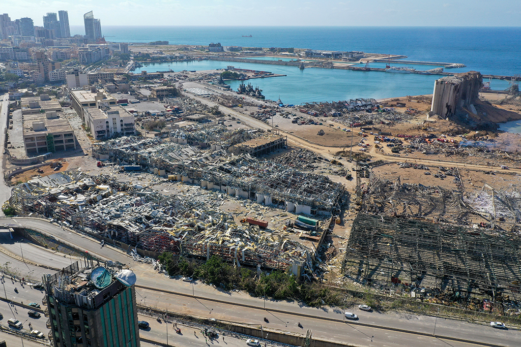 Blick auf den Hafen von Beirut nach der Explosion (Bild: AFP)
