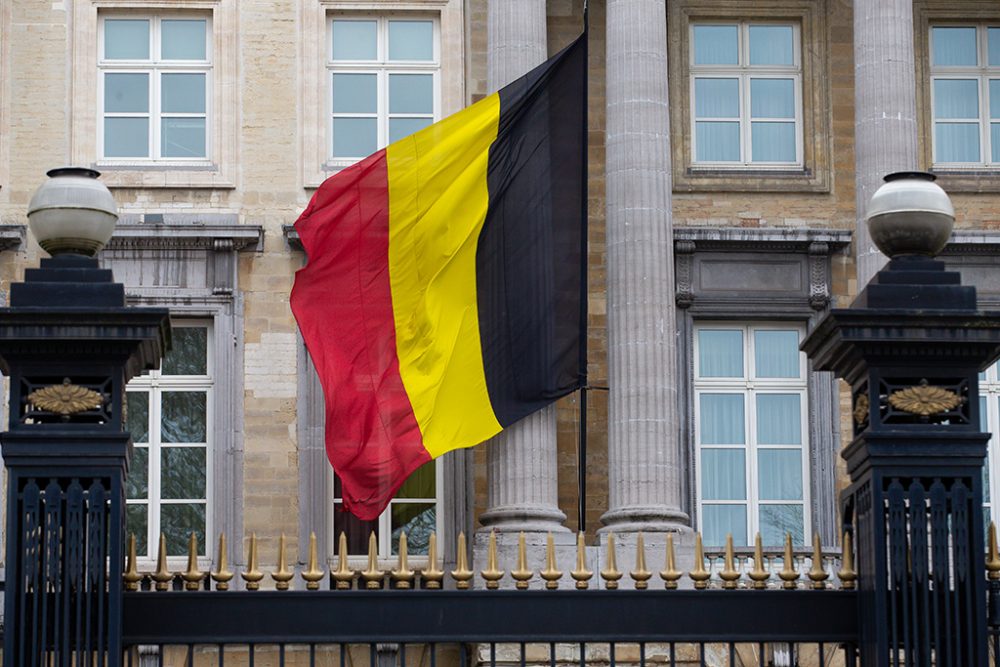 Belgische Flagge am Föderalparlament in Brüssel