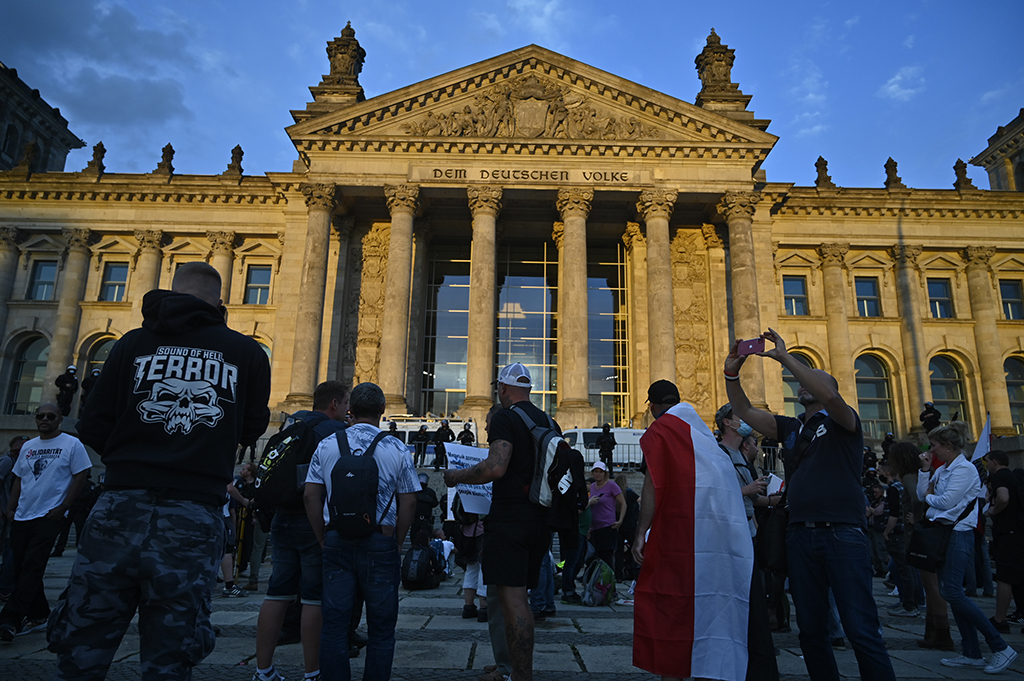 Proteste gegen die Corona-Politik vor dem Berliner Reichstag (Bild: John MacDougall/AFP)