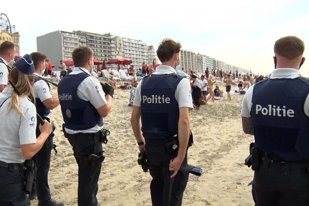 Polizeieinsatz am Strand (Bild: Marteen Weynants/Belga)