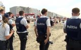 Polizeieinsatz am Strand (Bild: Marteen Weynants/Belga)